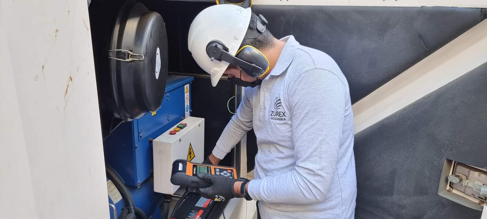 Equipo técnico Zurex en una operación de infraestructura crítica