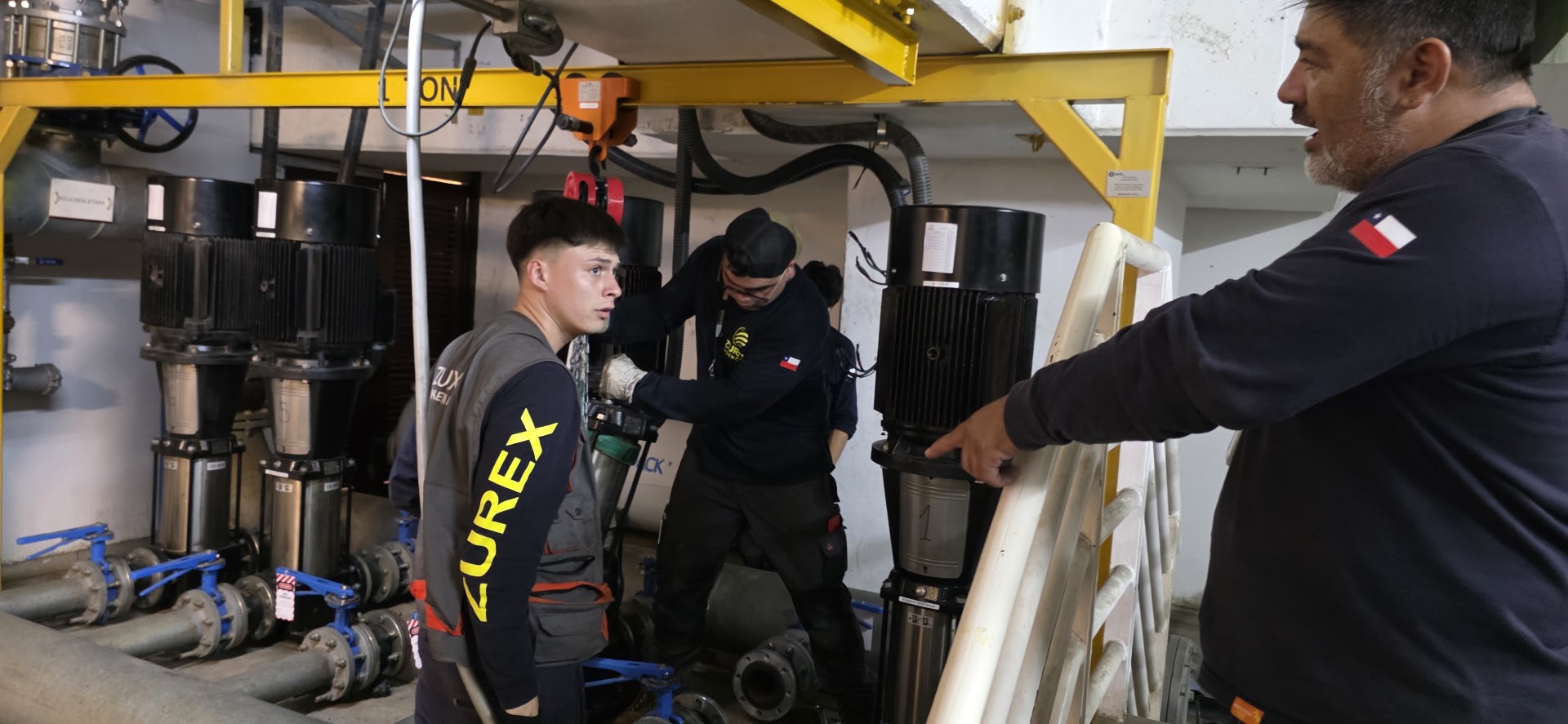Técnico Zurex realizando mantenimiento industrial